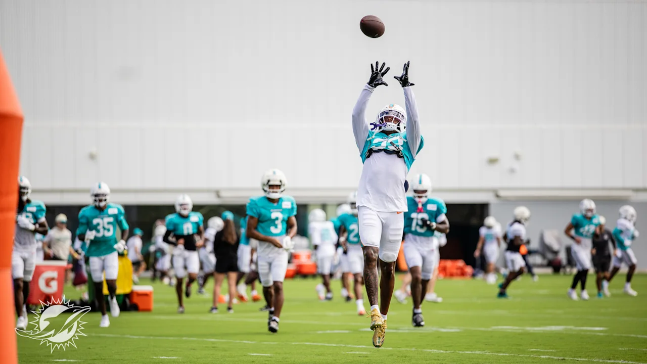 Miami Dolphins CB Jason Marshall Jr in practice with the rest of the roster in the background